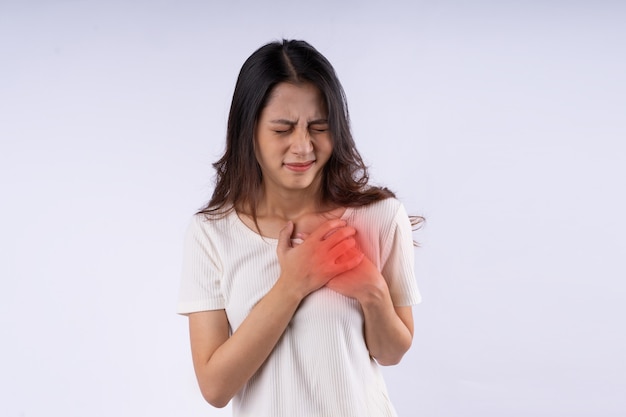 Retrato de mujer asiática con ataque al corazón, aislado sobre fondo blanco.