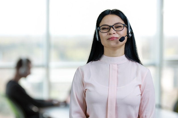 Retrato de mujer asiática atención al cliente con auriculares