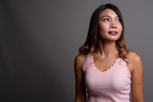 Retrato de mujer asiática con cabello ondulado