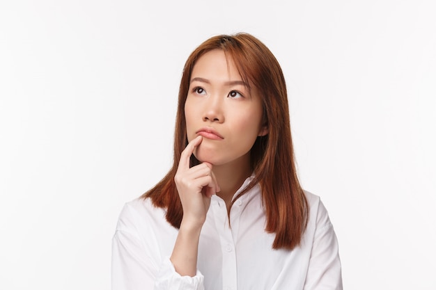 Retrato de mujer asiática en camisa blanca