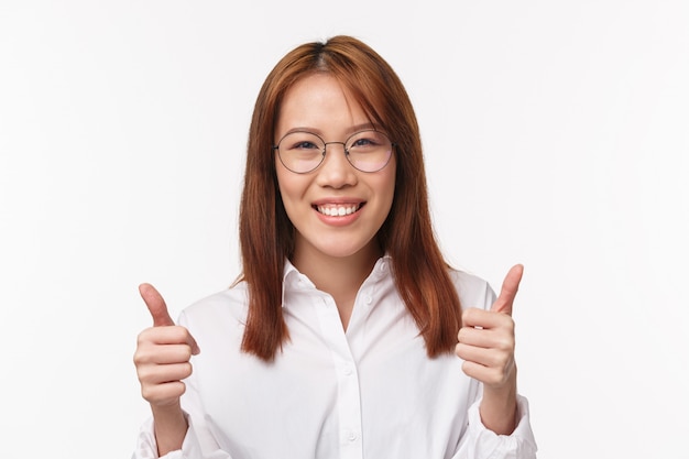 Retrato de mujer asiática en camisa blanca