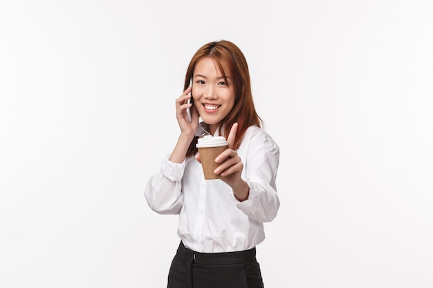 Retrato de mujer asiática en camisa blanca