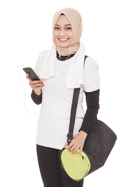 Retrato de mujer asiática deportiva escuchando música