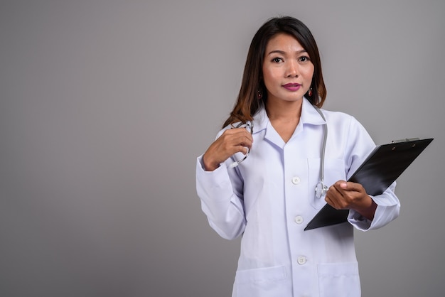 Retrato, de, mujer asiática, doctor, tenencia, portapapeles