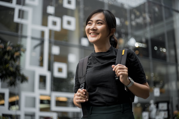 Retrato de mujer asiática feliz en la ciudad