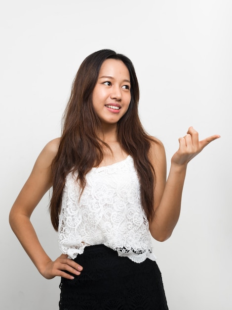 Retrato de mujer asiática hermosa joven feliz