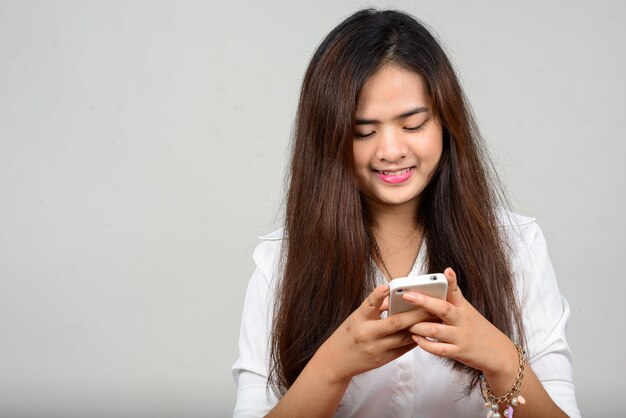 Retrato de mujer asiática hermosa joven feliz