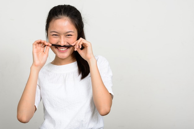 Retrato de mujer asiática hermosa joven feliz