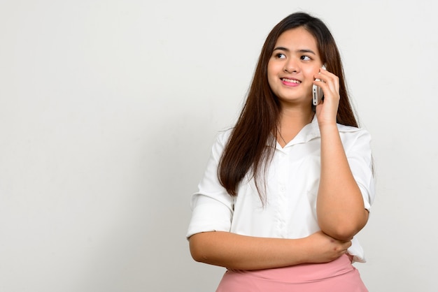 Retrato de mujer asiática hermosa joven feliz