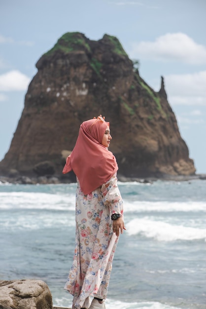 Retrato de mujer asiática hiyab en la playa