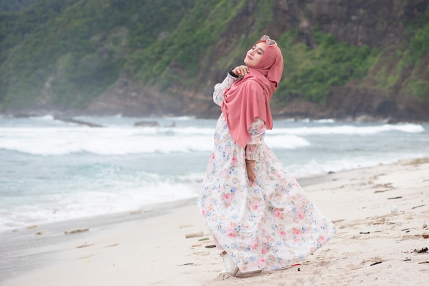 Retrato de mujer asiática hiyab en la playa