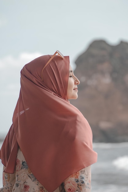 Retrato de mujer asiática hiyab en la playa