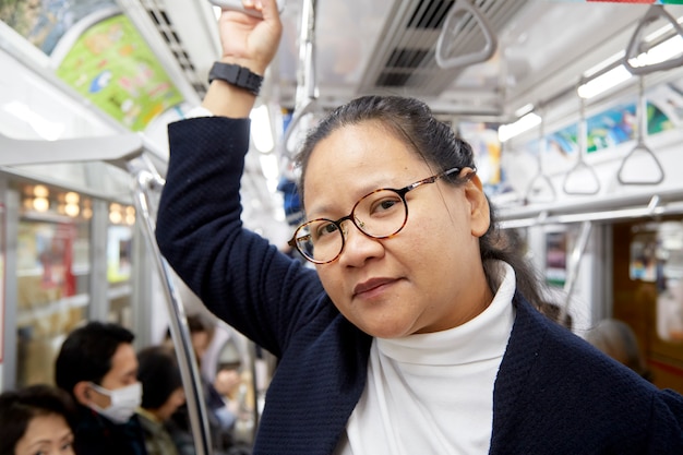 Retrato de una mujer asiática joven confiada