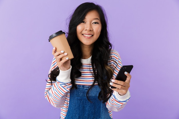 Retrato de una mujer asiática joven feliz