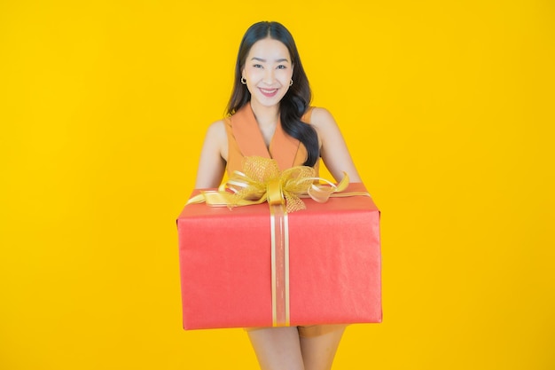 Retrato de mujer asiática joven hermosa sonrisa con caja de regalo roja