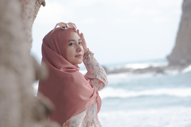 Retrato de mujer asiática joven hiyab en la playa