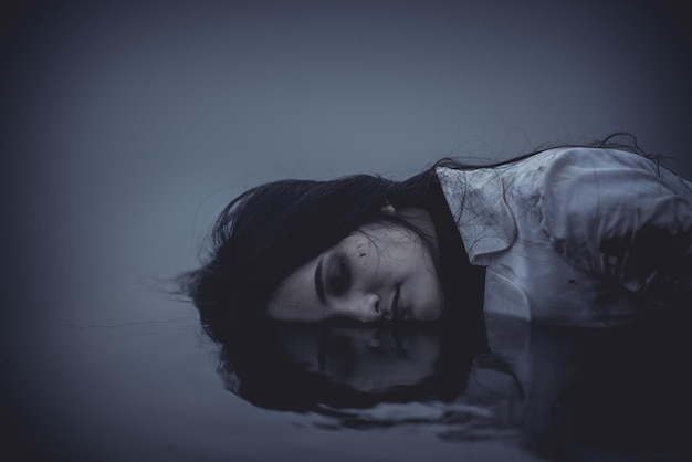 Retrato de mujer asiática maquillada cara de fantasma en el pantanoEscena de terrorFondo aterradorViernes 13
