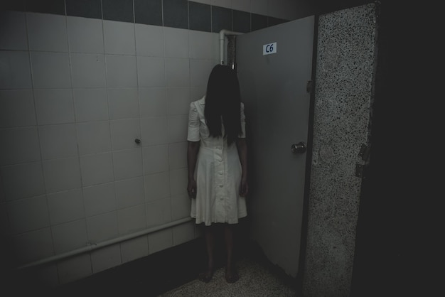 Retrato de mujer asiática maquillada cara de fantasma con sangreEscena de terrorFondo aterradorCartel de HalloweenGente de Tailandia