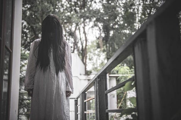 Retrato de mujer asiática maquillada fantasma Escena de terror aterrador para el fondo Concepto del festival de Halloween Cartel de películas fantasma