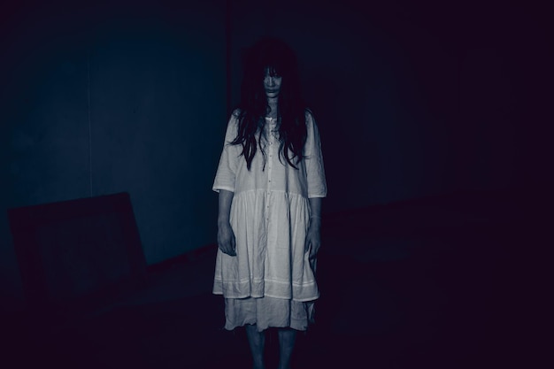 Retrato de mujer asiática maquillaje fantasma Escary escena de terror para el fondoHalloween concepto de festivalGhost películas póster espíritu enojado en el apartamento