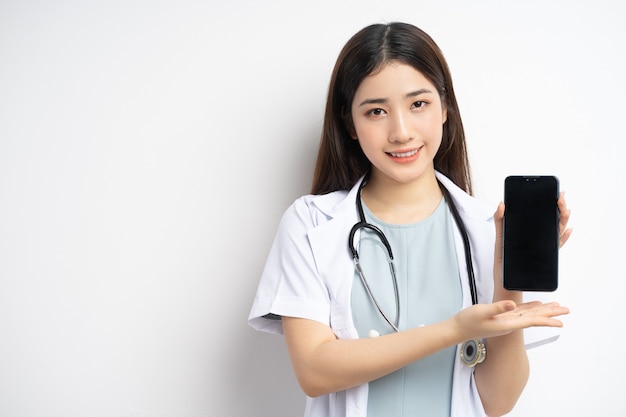 Retrato de mujer asiática médico sosteniendo el teléfono en la mano