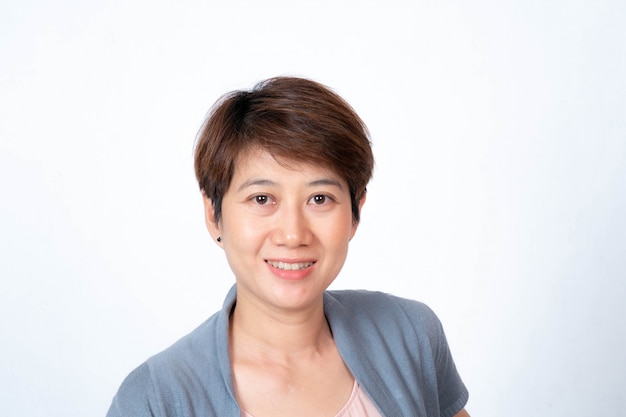 Retrato de mujer asiática de pelo corto sonriendo en blanco