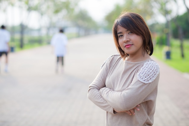 Retrato de mujer asiática de pie en el parque.