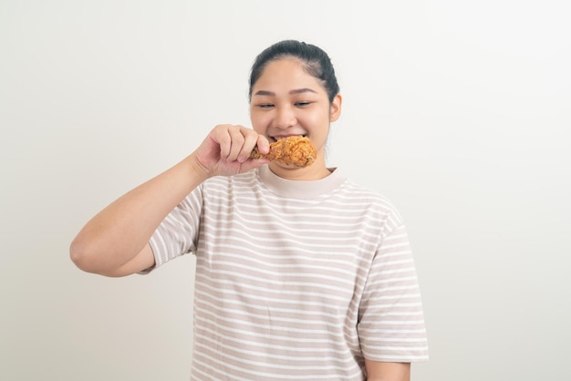 retrato, mujer asiática, con, pollo frito, en, mano