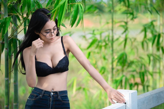 Retrato de mujer asiática sexy usar sostén negro en el campo La gente de Tailandia toma una foto