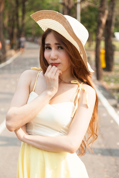 Retrato de mujer asiática con sombrero