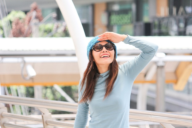 Retrato de una mujer asiática sonriendo y diciendo hola.