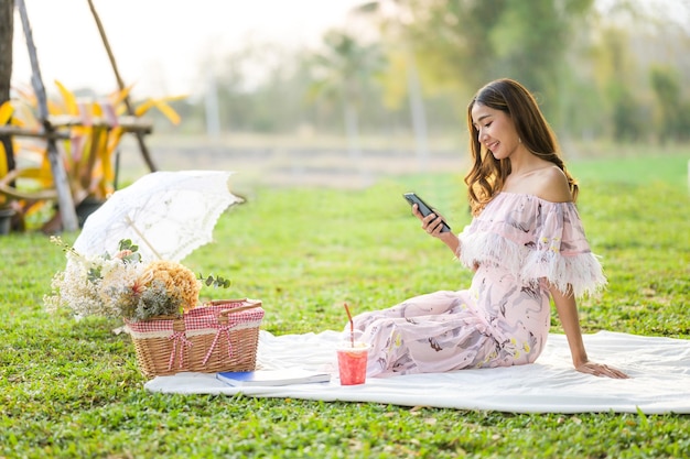 Foto retrato, de, mujer asiática, sonriente, en, cafetería, café