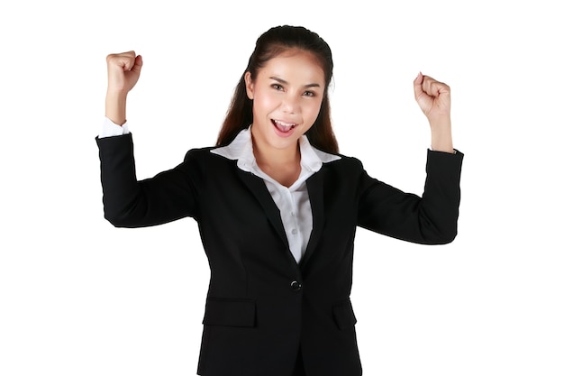 Retrato de mujer asiática sonriente es hermosa vistiendo traje negro. Empresaria Levantar la mano mostrando éxito para trabajar en fondo blanco. Concepto de negocio de bienvenida con blanco aislado.