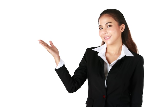 Retrato de mujer asiática sonriente es hermosa vistiendo traje negro mostrando gestos de bienvenida en fondo blanco. Concepto de negocio de bienvenida con blanco aislado.