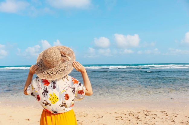 Retrato de mujer asiática sonriente feliz disfruta de unas vacaciones en la playa