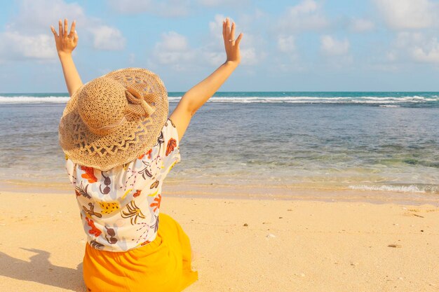 Retrato de mujer asiática sonriente feliz disfruta de unas vacaciones en la playa