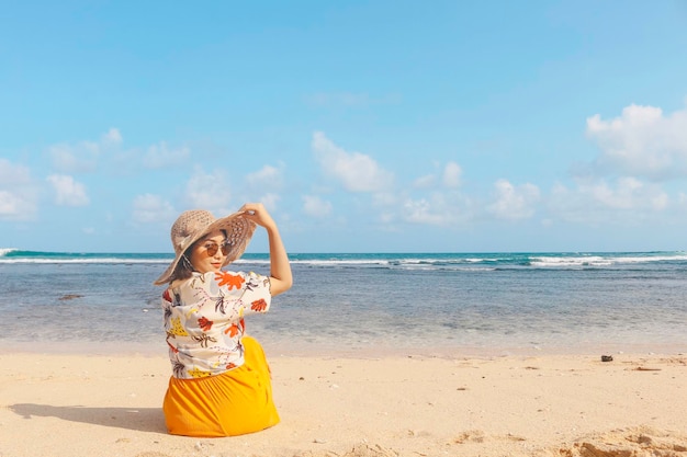 Retrato de mujer asiática sonriente feliz en el sombrero de playa