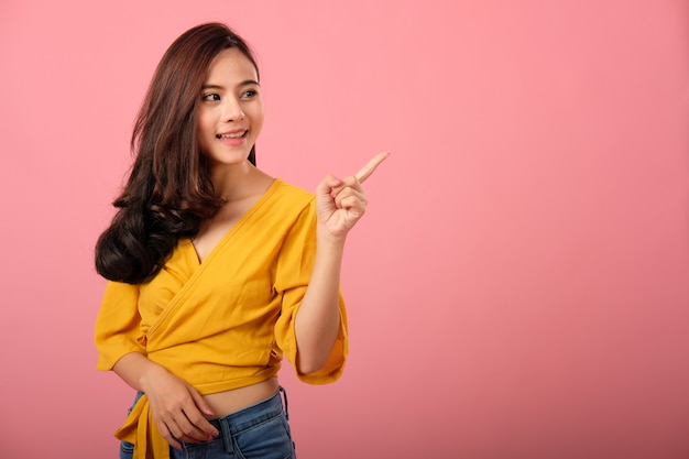 Retrato de mujer asiática sonriente en ropa casual,