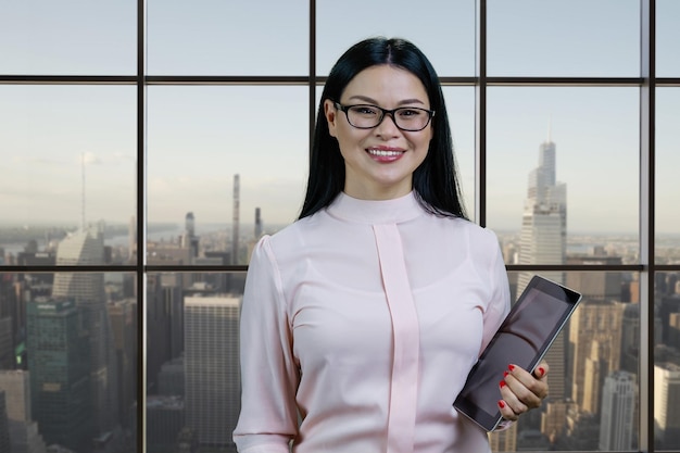 Foto retrato de mujer asiática sonriente con tablet pc