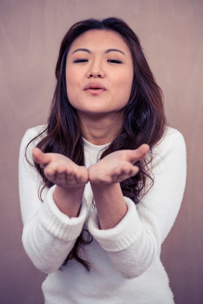Retrato de mujer asiática soplar beso