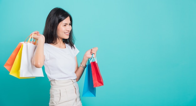 Retrato, mujer asiática, tenencia, bolsas de compras, multicolor