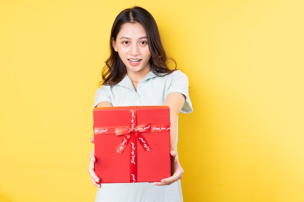 Retrato, de, mujer asiática, tenencia, caja de regalo