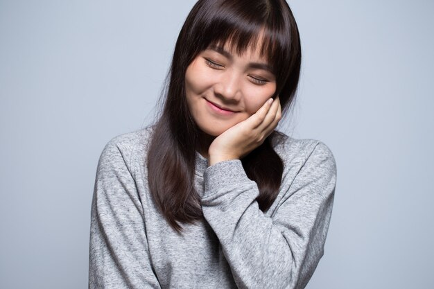 Retrato de mujer asiática tímida