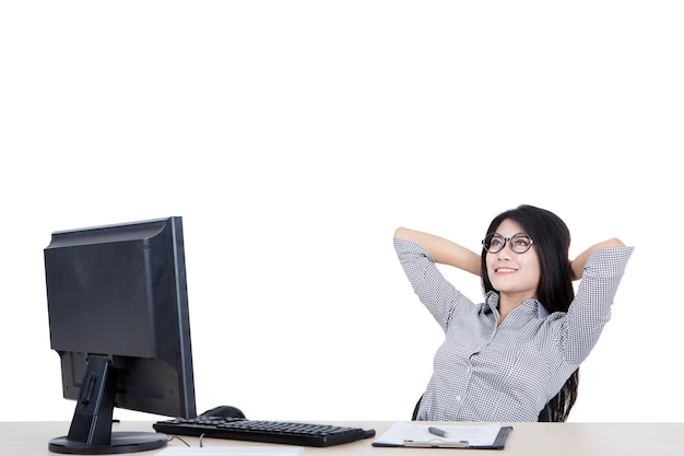 Retrato de una mujer asiática tomando un descanso después del trabajo