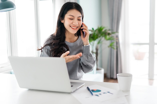 Retrato de mujer asiática trabajando desde casa