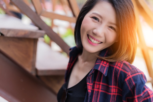 Retrato de mujer asiática en traje casual con sonrisa felicidad viaje