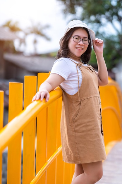 Retrato mujer asiática turista Viajero caminando y con viajes en el canal Mae Kha Nuevo hito Es un turista importante es Atracción de lugares públicos Ciudad de Chiang Mai Tailandia Día del concepto de viajes y ocio