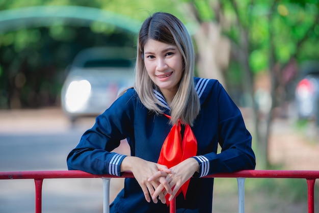 Retrato de mujer asiática con vestido de estudiante estilo japonés Gente tailandesa Linda chica posa para tomar una foto Estilo de vida de la mujer moderna