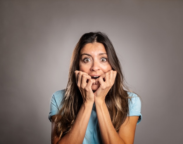 Foto retrato de mujer asustada en gris