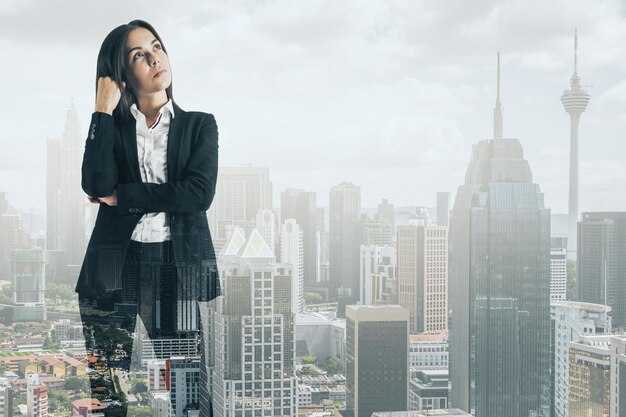 Retrato de mujer atractiva en la ciudad